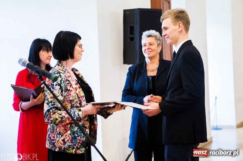 Zdjęcie w galerii na portalu naszraciborz.pl: Absolwenci raciborskiej architektury odebrali na zamku dyplomy wiadomości z regionu