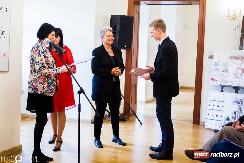 Zdjęcie w galerii na portalu naszraciborz.pl: Absolwenci raciborskiej architektury odebrali na zamku dyplomy wiadomości z regionu