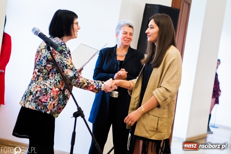 Zdjęcie w galerii na portalu naszraciborz.pl: Absolwenci raciborskiej architektury odebrali na zamku dyplomy wiadomości z regionu