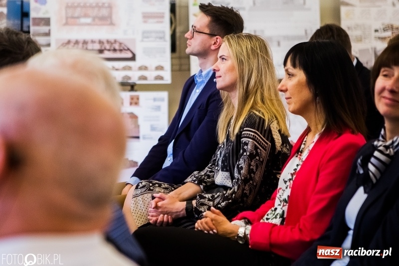 Zdjęcie w galerii na portalu naszraciborz.pl: Absolwenci raciborskiej architektury odebrali na zamku dyplomy wiadomości z regionu