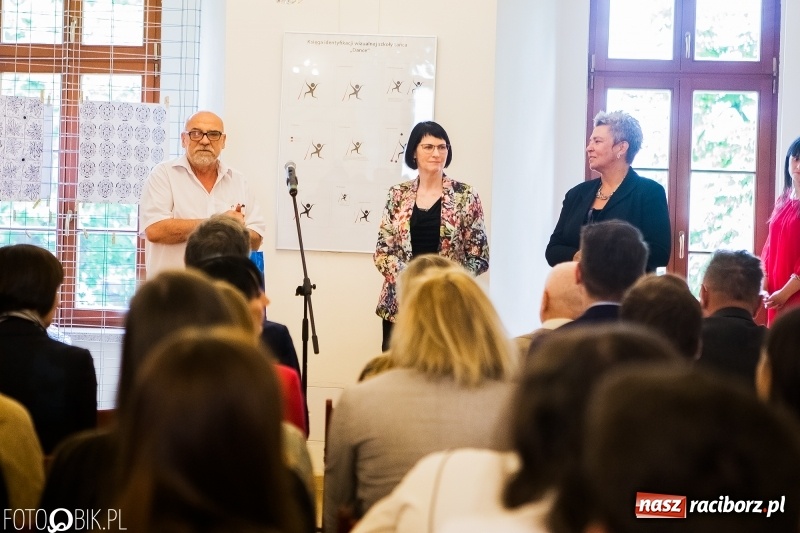 Zdjęcie w galerii na portalu naszraciborz.pl: Absolwenci raciborskiej architektury odebrali na zamku dyplomy wiadomości z regionu