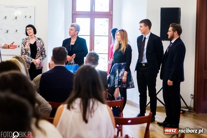 Zdjęcie w galerii na portalu naszraciborz.pl: Absolwenci raciborskiej architektury odebrali na zamku dyplomy wiadomości z regionu