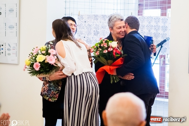 Zdjęcie w galerii na portalu naszraciborz.pl: Absolwenci raciborskiej architektury odebrali na zamku dyplomy wiadomości z regionu