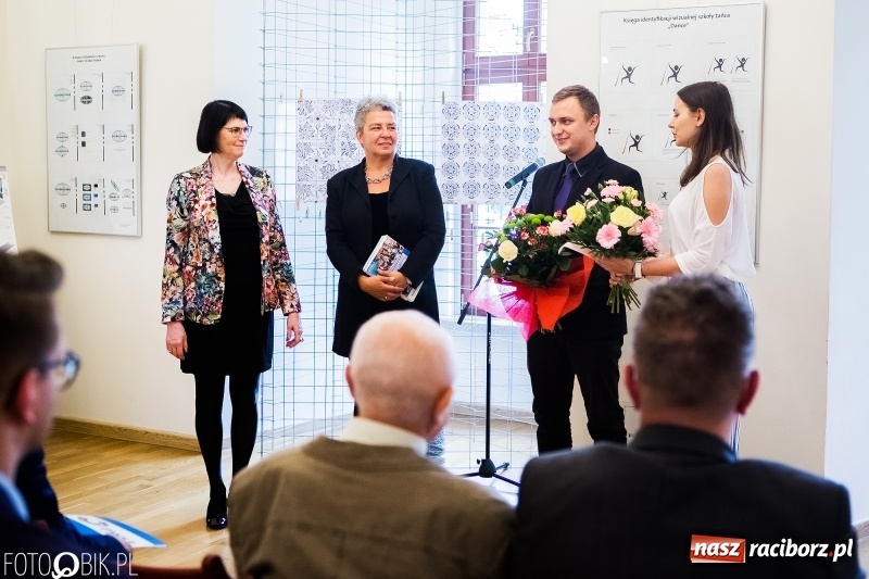 Zdjęcie w galerii na portalu naszraciborz.pl: Absolwenci raciborskiej architektury odebrali na zamku dyplomy wiadomości z regionu