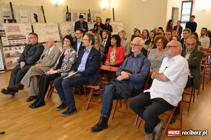 Zdjęcie w galerii na portalu naszraciborz.pl: Absolwenci raciborskiej architektury odebrali na zamku dyplomy wiadomości z regionu