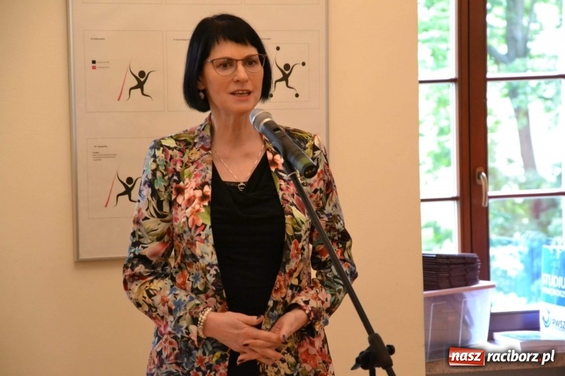 Zdjęcie w galerii na portalu naszraciborz.pl: Absolwenci raciborskiej architektury odebrali na zamku dyplomy wiadomości z regionu