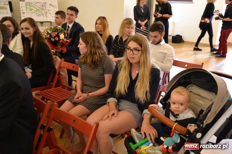 Zdjęcie w galerii na portalu naszraciborz.pl: Absolwenci raciborskiej architektury odebrali na zamku dyplomy wiadomości z regionu