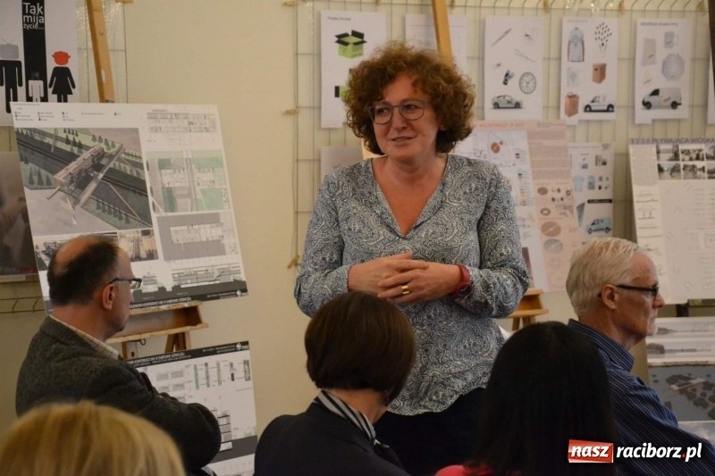 Zdjęcie w galerii na portalu naszraciborz.pl: Absolwenci raciborskiej architektury odebrali na zamku dyplomy wiadomości z regionu