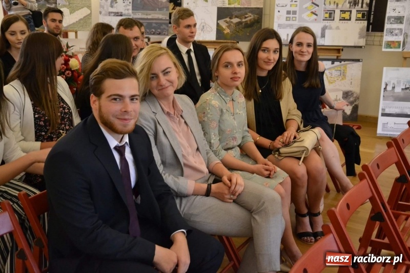 Zdjęcie w galerii na portalu naszraciborz.pl: Absolwenci raciborskiej architektury odebrali na zamku dyplomy wiadomości z regionu
