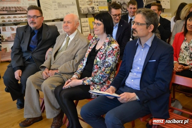 Zdjęcie w galerii na portalu naszraciborz.pl: Absolwenci raciborskiej architektury odebrali na zamku dyplomy wiadomości z regionu