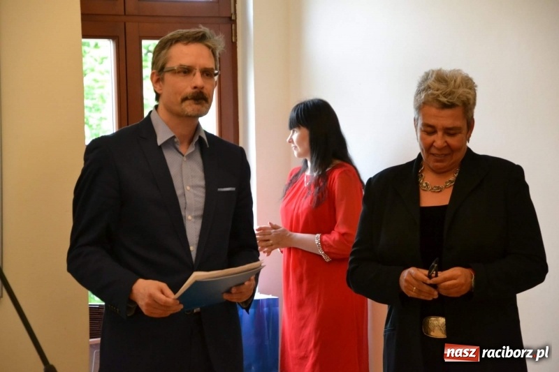 Zdjęcie w galerii na portalu naszraciborz.pl: Absolwenci raciborskiej architektury odebrali na zamku dyplomy wiadomości z regionu