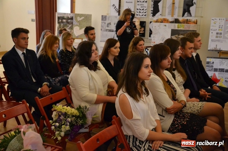 Zdjęcie w galerii na portalu naszraciborz.pl: Absolwenci raciborskiej architektury odebrali na zamku dyplomy wiadomości z regionu