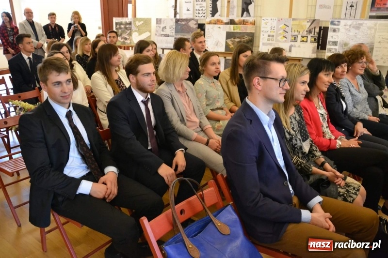 Zdjęcie w galerii na portalu naszraciborz.pl: Absolwenci raciborskiej architektury odebrali na zamku dyplomy wiadomości z regionu
