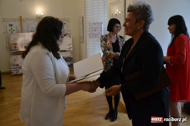 Zdjęcie w galerii na portalu naszraciborz.pl: Absolwenci raciborskiej architektury odebrali na zamku dyplomy wiadomości z regionu