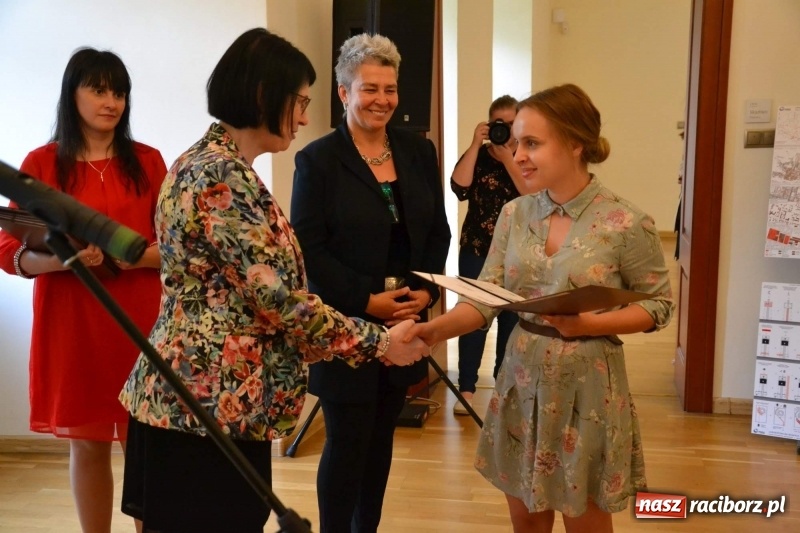 Zdjęcie w galerii na portalu naszraciborz.pl: Absolwenci raciborskiej architektury odebrali na zamku dyplomy wiadomości z regionu