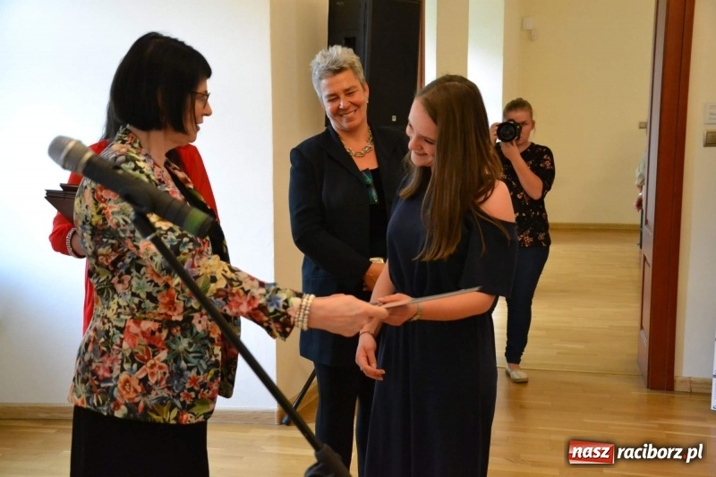 Zdjęcie w galerii na portalu naszraciborz.pl: Absolwenci raciborskiej architektury odebrali na zamku dyplomy wiadomości z regionu