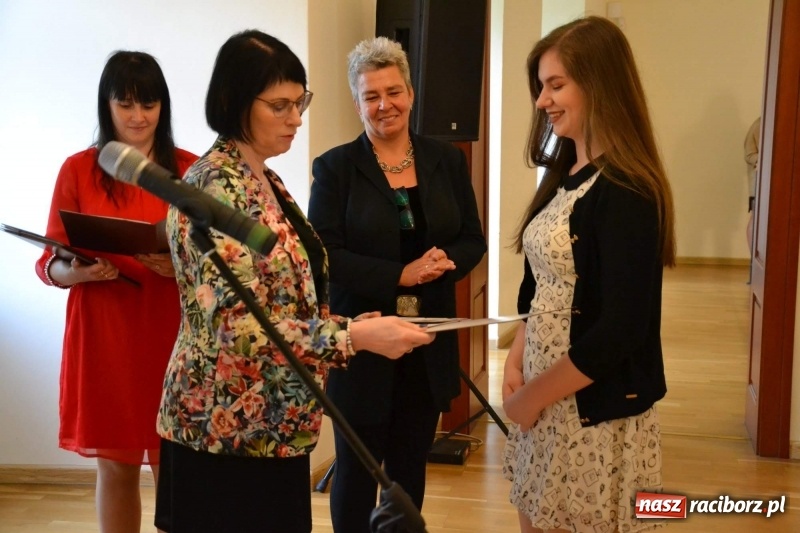 Zdjęcie w galerii na portalu naszraciborz.pl: Absolwenci raciborskiej architektury odebrali na zamku dyplomy wiadomości z regionu