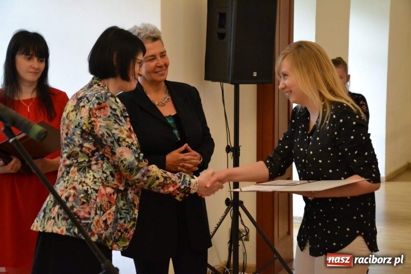 Zdjęcie w galerii na portalu naszraciborz.pl: Absolwenci raciborskiej architektury odebrali na zamku dyplomy wiadomości z regionu