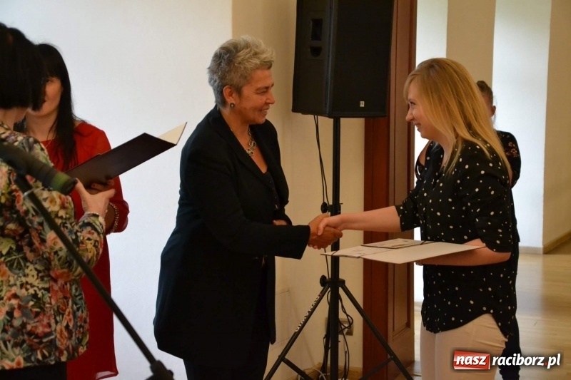 Zdjęcie w galerii na portalu naszraciborz.pl: Absolwenci raciborskiej architektury odebrali na zamku dyplomy wiadomości z regionu