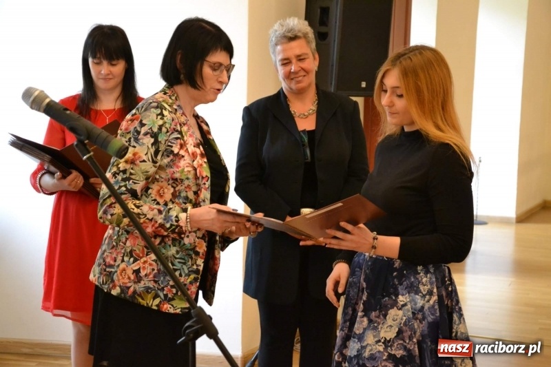 Zdjęcie w galerii na portalu naszraciborz.pl: Absolwenci raciborskiej architektury odebrali na zamku dyplomy wiadomości z regionu