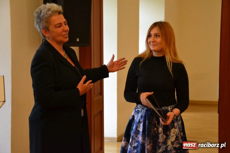 Zdjęcie w galerii na portalu naszraciborz.pl: Absolwenci raciborskiej architektury odebrali na zamku dyplomy wiadomości z regionu