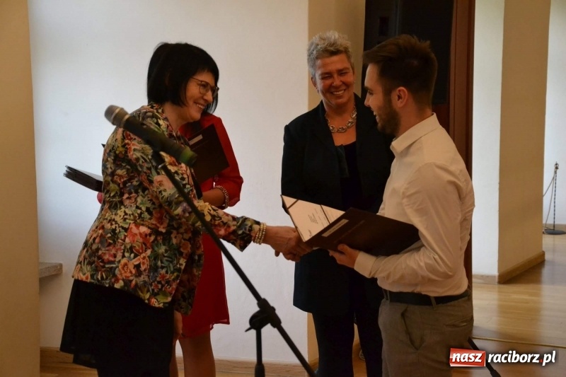 Zdjęcie w galerii na portalu naszraciborz.pl: Absolwenci raciborskiej architektury odebrali na zamku dyplomy wiadomości z regionu