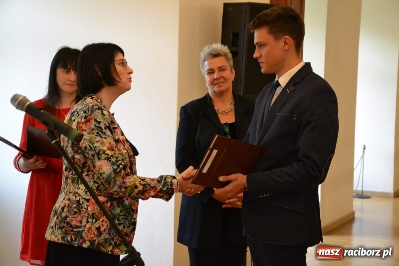 Zdjęcie w galerii na portalu naszraciborz.pl: Absolwenci raciborskiej architektury odebrali na zamku dyplomy wiadomości z regionu