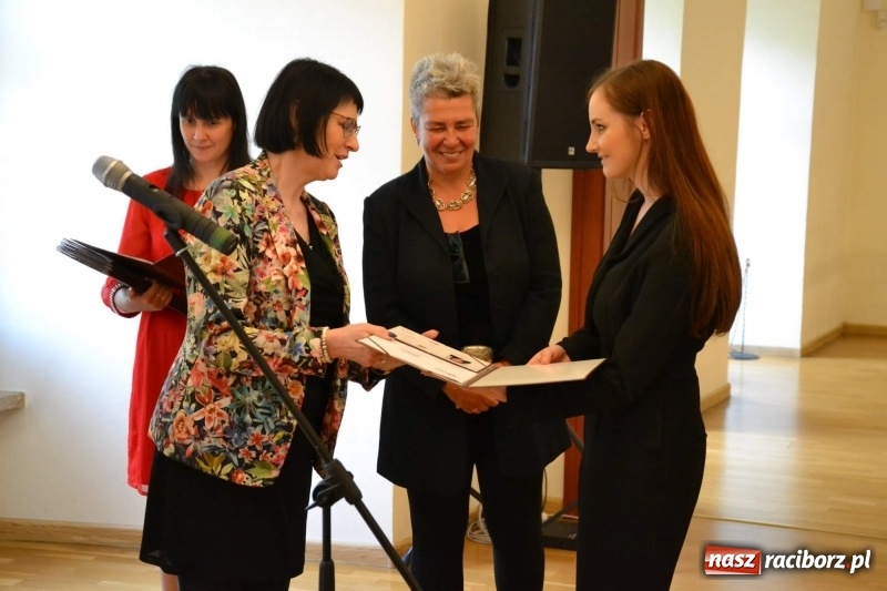 Zdjęcie w galerii na portalu naszraciborz.pl: Absolwenci raciborskiej architektury odebrali na zamku dyplomy wiadomości z regionu