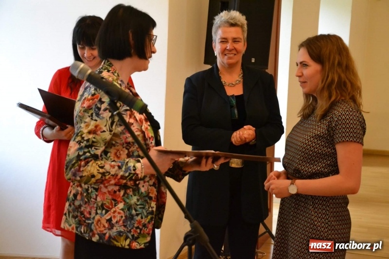 Zdjęcie w galerii na portalu naszraciborz.pl: Absolwenci raciborskiej architektury odebrali na zamku dyplomy wiadomości z regionu