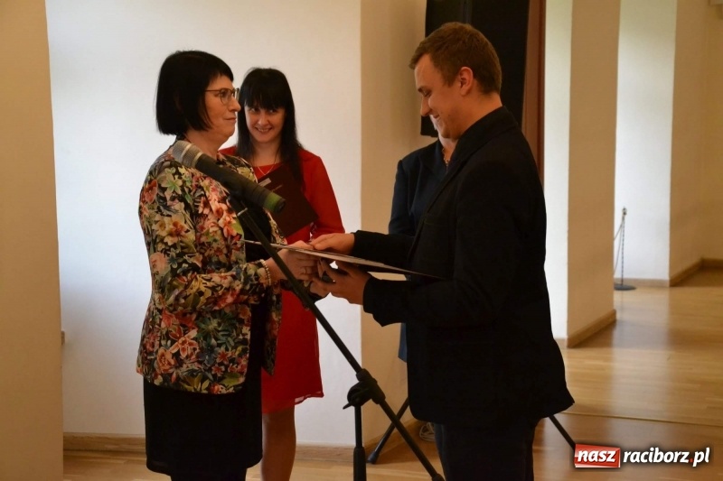 Zdjęcie w galerii na portalu naszraciborz.pl: Absolwenci raciborskiej architektury odebrali na zamku dyplomy wiadomości z regionu