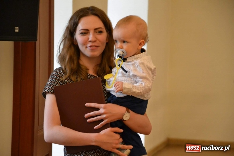 Zdjęcie w galerii na portalu naszraciborz.pl: Absolwenci raciborskiej architektury odebrali na zamku dyplomy wiadomości z regionu