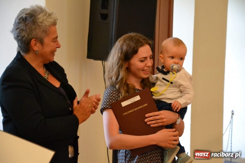 Zdjęcie w galerii na portalu naszraciborz.pl: Absolwenci raciborskiej architektury odebrali na zamku dyplomy wiadomości z regionu