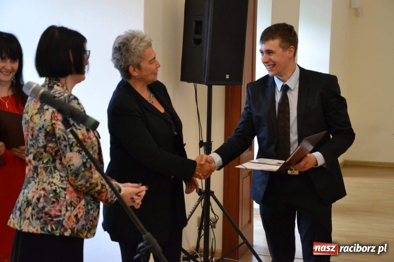 Zdjęcie w galerii na portalu naszraciborz.pl: Absolwenci raciborskiej architektury odebrali na zamku dyplomy wiadomości z regionu