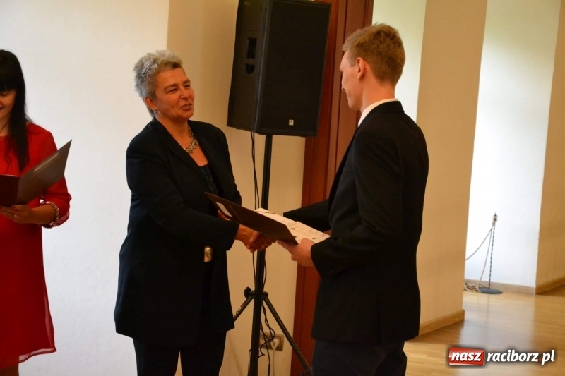 Zdjęcie w galerii na portalu naszraciborz.pl: Absolwenci raciborskiej architektury odebrali na zamku dyplomy wiadomości z regionu