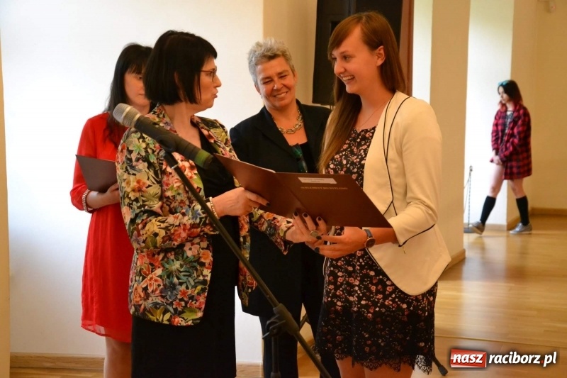 Zdjęcie w galerii na portalu naszraciborz.pl: Absolwenci raciborskiej architektury odebrali na zamku dyplomy wiadomości z regionu