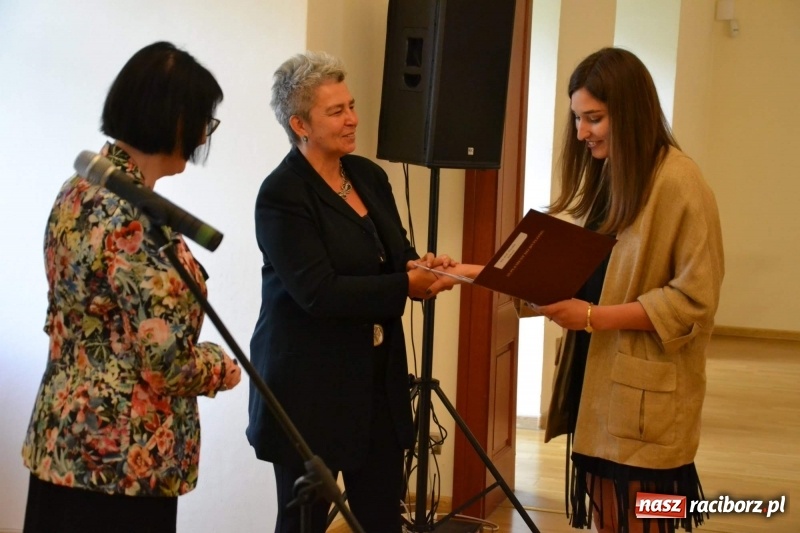 Zdjęcie w galerii na portalu naszraciborz.pl: Absolwenci raciborskiej architektury odebrali na zamku dyplomy wiadomości z regionu