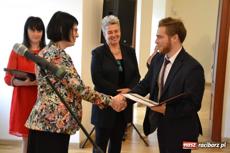 Zdjęcie w galerii na portalu naszraciborz.pl: Absolwenci raciborskiej architektury odebrali na zamku dyplomy wiadomości z regionu