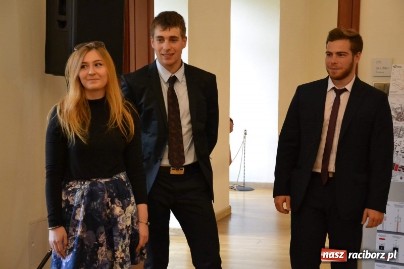 Zdjęcie w galerii na portalu naszraciborz.pl: Absolwenci raciborskiej architektury odebrali na zamku dyplomy wiadomości z regionu