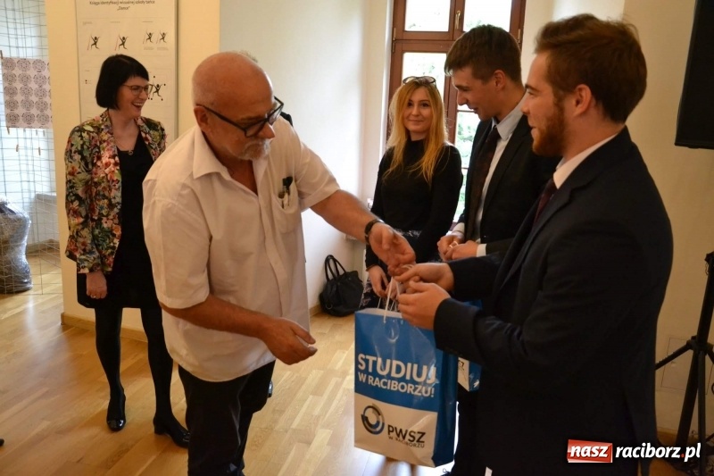 Zdjęcie w galerii na portalu naszraciborz.pl: Absolwenci raciborskiej architektury odebrali na zamku dyplomy wiadomości z regionu