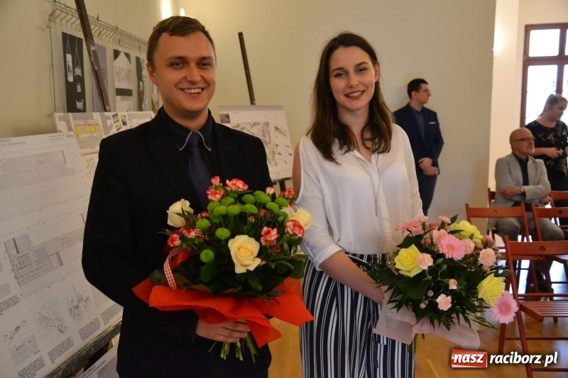 Zdjęcie w galerii na portalu naszraciborz.pl: Absolwenci raciborskiej architektury odebrali na zamku dyplomy wiadomości z regionu