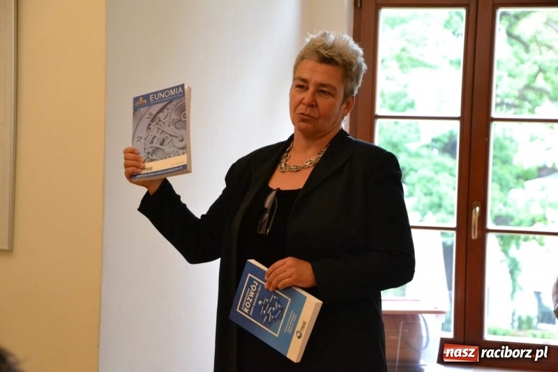 Zdjęcie w galerii na portalu naszraciborz.pl: Absolwenci raciborskiej architektury odebrali na zamku dyplomy wiadomości z regionu