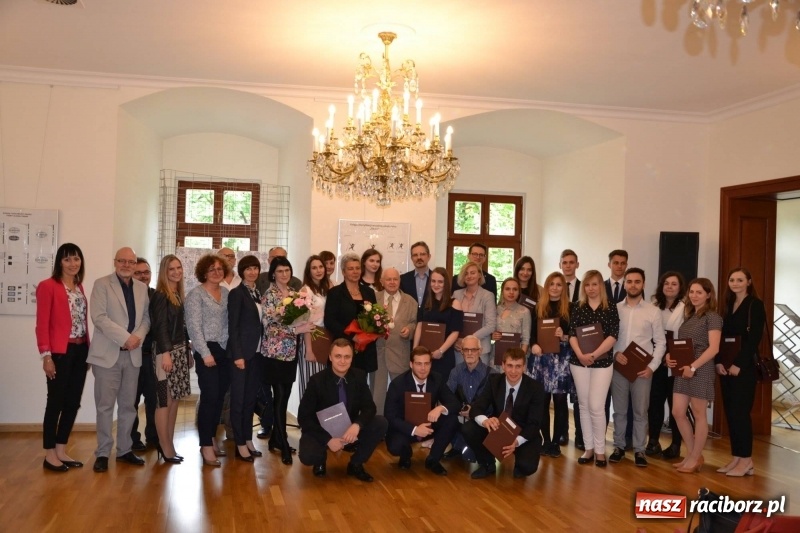Zdjęcie w galerii na portalu naszraciborz.pl: Absolwenci raciborskiej architektury odebrali na zamku dyplomy wiadomości z regionu