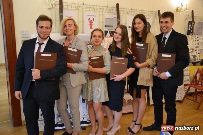 Zdjęcie w galerii na portalu naszraciborz.pl: Absolwenci raciborskiej architektury odebrali na zamku dyplomy wiadomości z regionu
