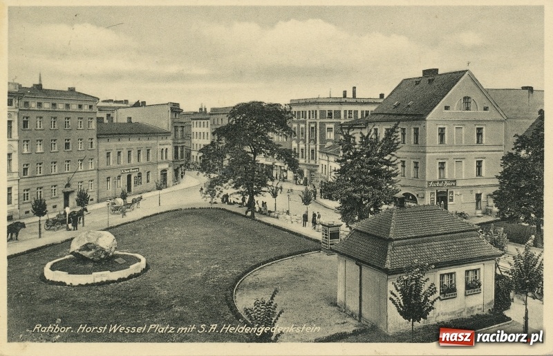 Zdjęcie w galerii na portalu naszraciborz.pl: Z placu Wolności znikają drzewa. Jak wyglądały dawniej, jak wyglądają dziś  wiadomości z regionu