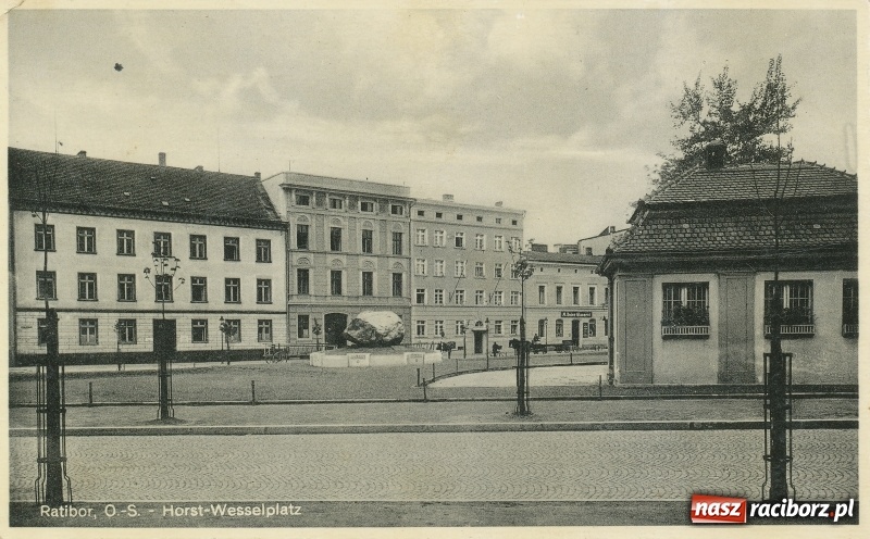 Zdjęcie w galerii na portalu naszraciborz.pl: Z placu Wolności znikają drzewa. Jak wyglądały dawniej, jak wyglądają dziś  wiadomości z regionu