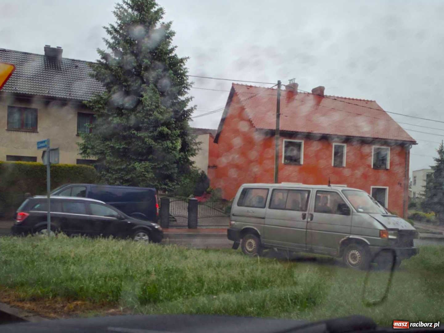 Zdjęcie w galerii na portalu naszraciborz.pl: Zderzenie volkswagena i forda w Pawłowie  wiadomości z regionu