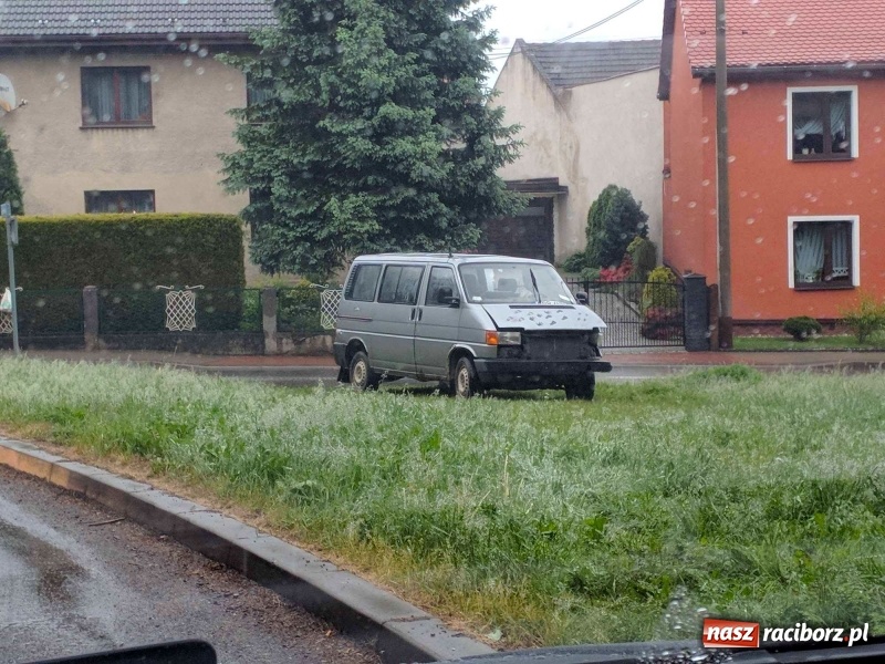 Zdjęcie w galerii na portalu naszraciborz.pl: Zderzenie volkswagena i forda w Pawłowie  wiadomości z regionu