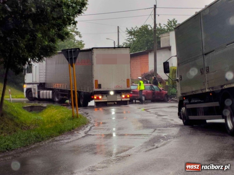 Zdjęcie w galerii na portalu naszraciborz.pl: Zderzenie volkswagena i forda w Pawłowie  wiadomości z regionu