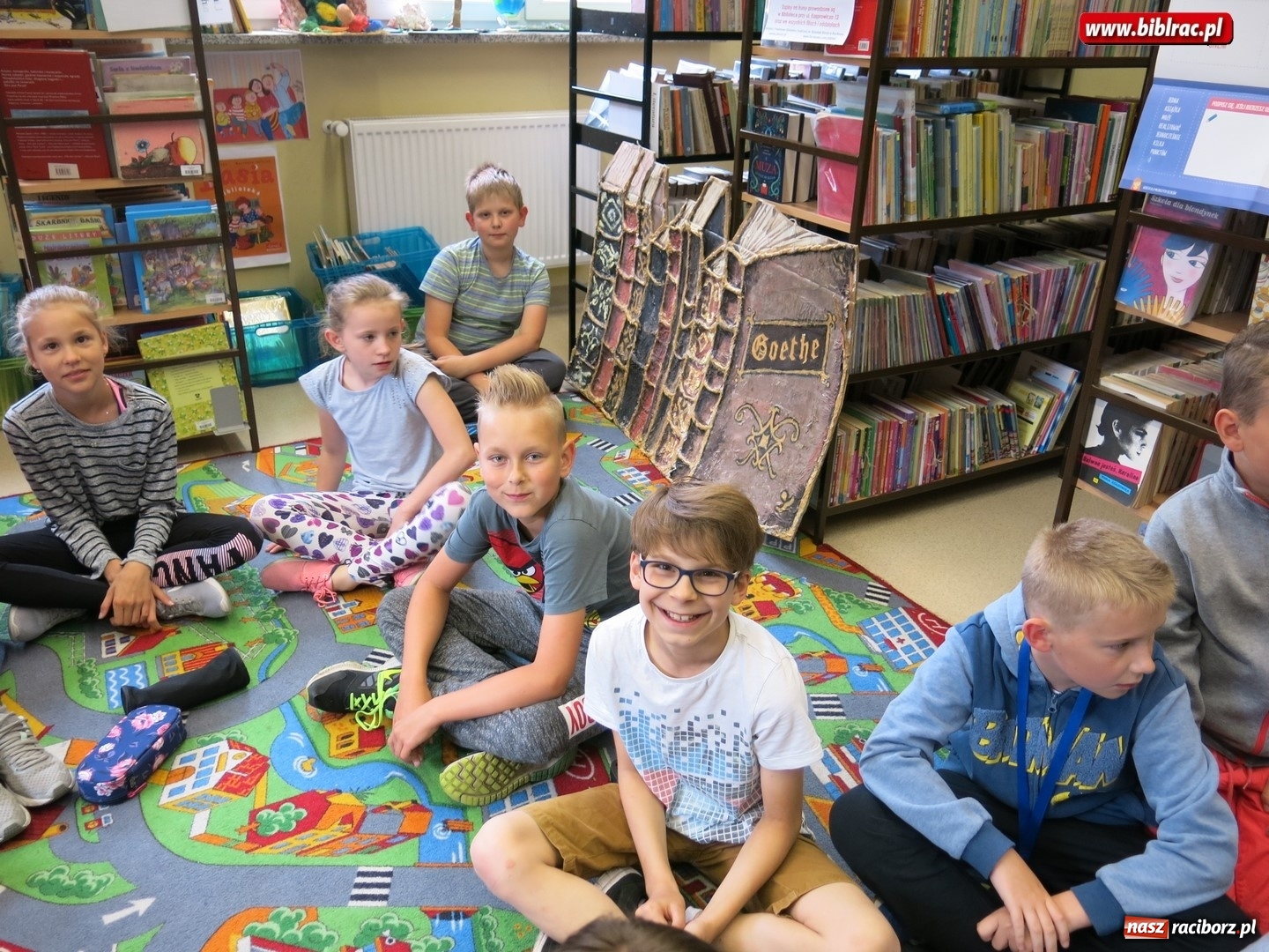 Zdjęcie w galerii na portalu naszraciborz.pl: Cudowna podróż do Książkowego Emporium w raciborskiej bibliotece wiadomości z regionu
