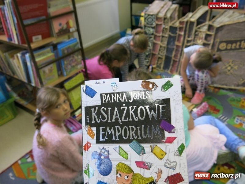 Zdjęcie w galerii na portalu naszraciborz.pl: Cudowna podróż do Książkowego Emporium w raciborskiej bibliotece wiadomości z regionu